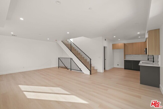 Building Photo - 913 N Hobart Blvd