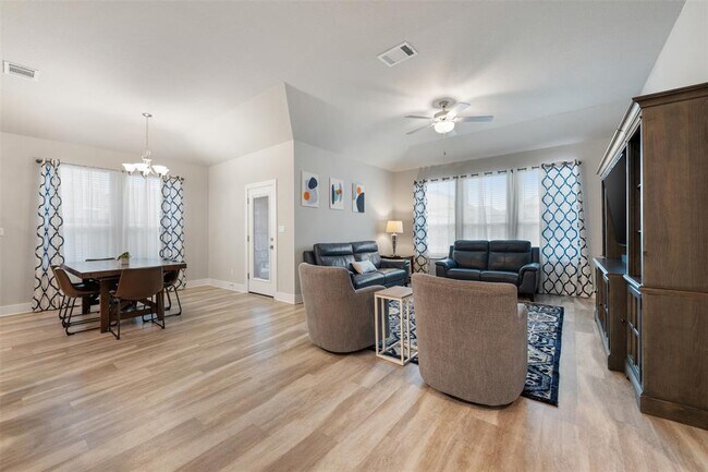 Building Photo - 2212 Prairie Oaks Dr