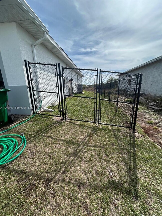 Building Photo - 413 Akin Pl