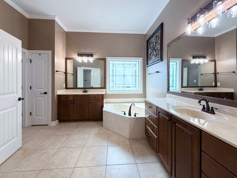 Building Photo - 5604 Pine Rock Ct