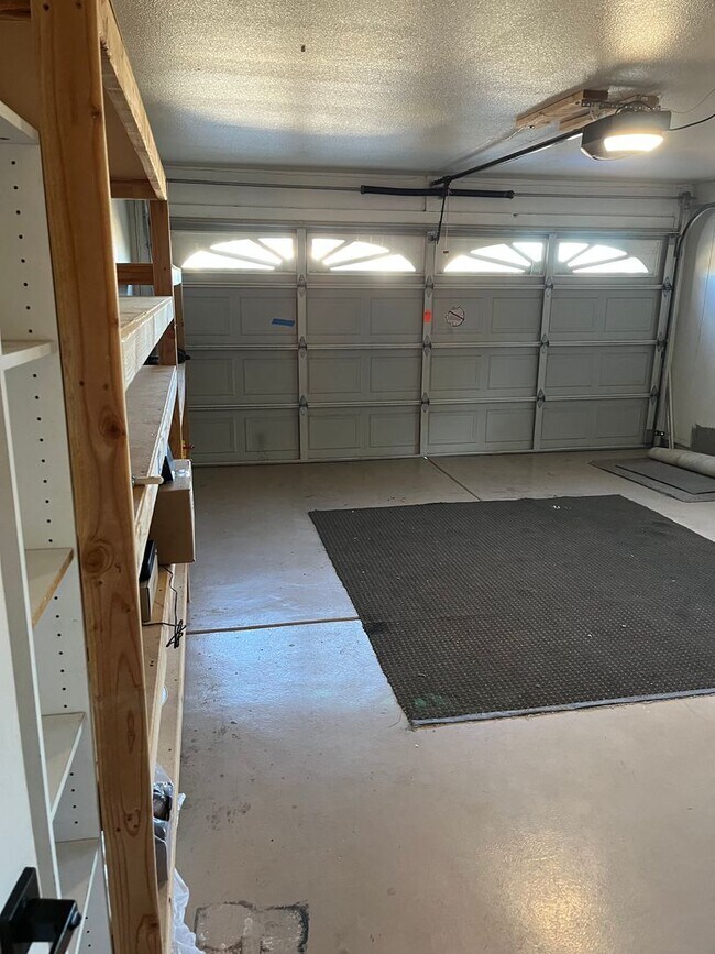 Building Photo - Modern, updated 3B/2B with fenced yard and sun room in Cottonwood