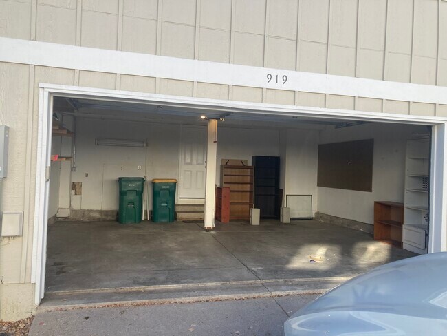 Garage - 919 S Granby Way