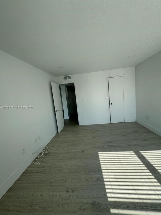 Building Photo - 9280 Fontainebleau Blvd