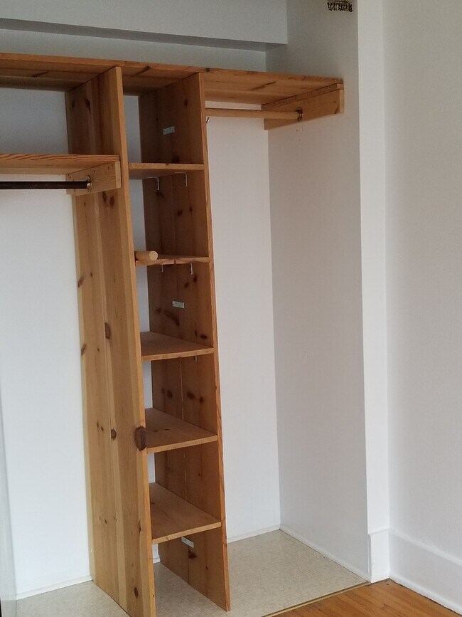 Building Photo - 2 bedroom House Close to Campus!
