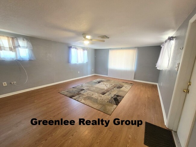 Building Photo - Cozy 2 Bed/1 Bath Duplex Apt with a Carpor...