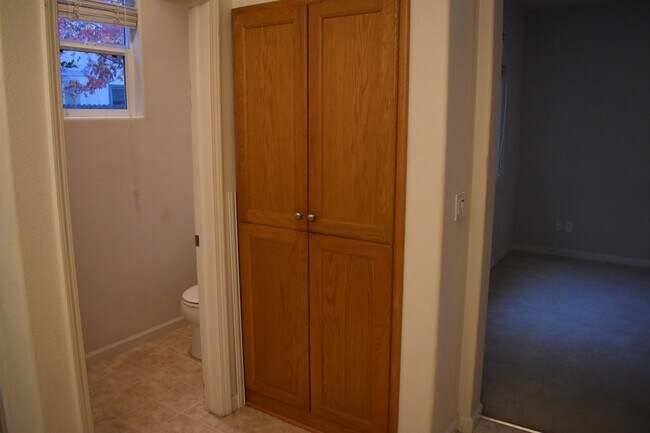 Building Photo - 570 Barclay Way