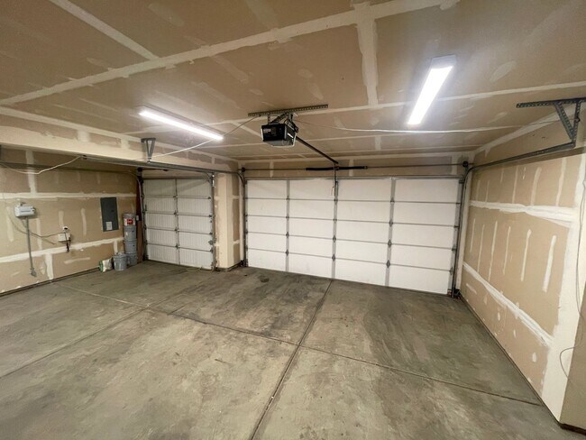 Building Photo - Gorgeous 4 Bed 3 Bath Home Built in 2019!