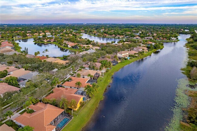 Building Photo - 2893 Oakbrook Dr