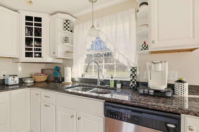 Building Photo - 5 Leland Point Dr