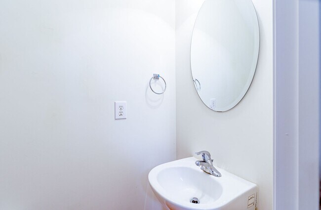 Building Photo - Beautiful Maintenance Free 3 bedroom 2.5 b...