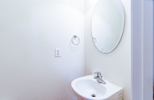 Building Photo - Maintenance-Free beautiful  3 bedroom 2.5 bath townhouse in Burlington