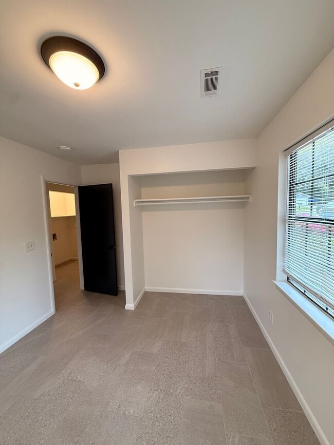 Building Photo - Prime Beaufort Location – 3BR/2BA | No HOA | Fenced Yard