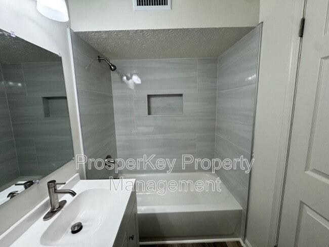 Building Photo - 4846 Maplewood Dr