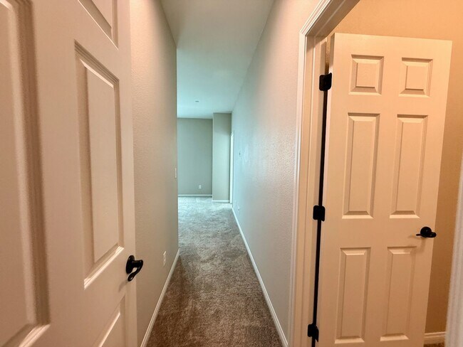 Building Photo - 3 BED 2.5 BATH 2 CAR GARAGE MODERN TOWNHOM...