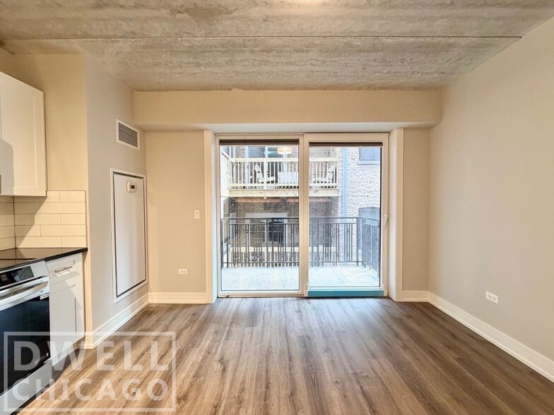 Building Photo - 938 W Carmen Ave