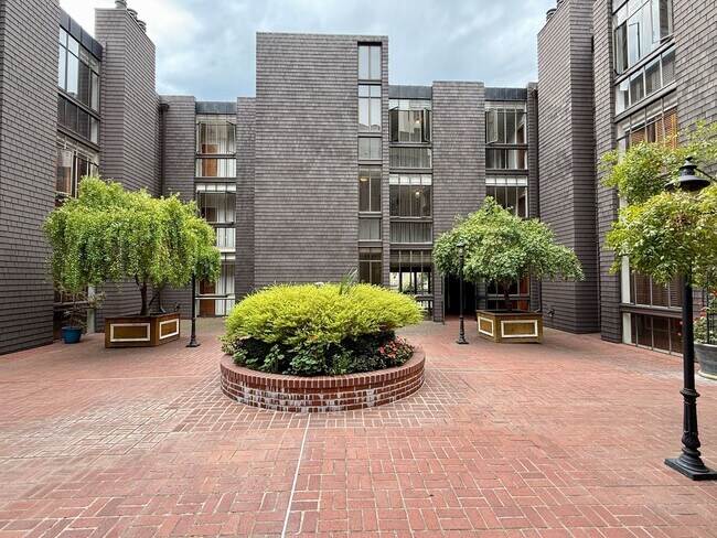 Building Photo - Top Floor Condo in Nob Hill