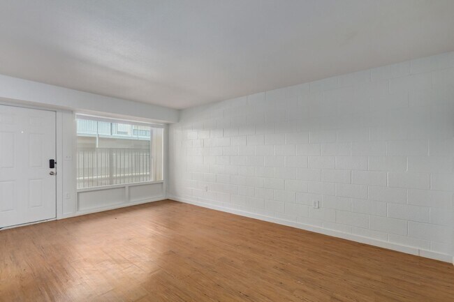 Interior Photo - Decco 109