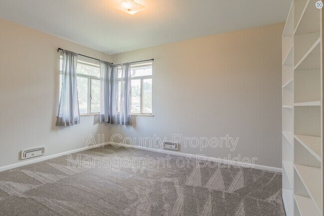 Building Photo - 2360 Balsam Dr