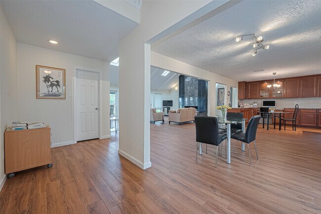 Building Photo - 14811 El Miranda Dr