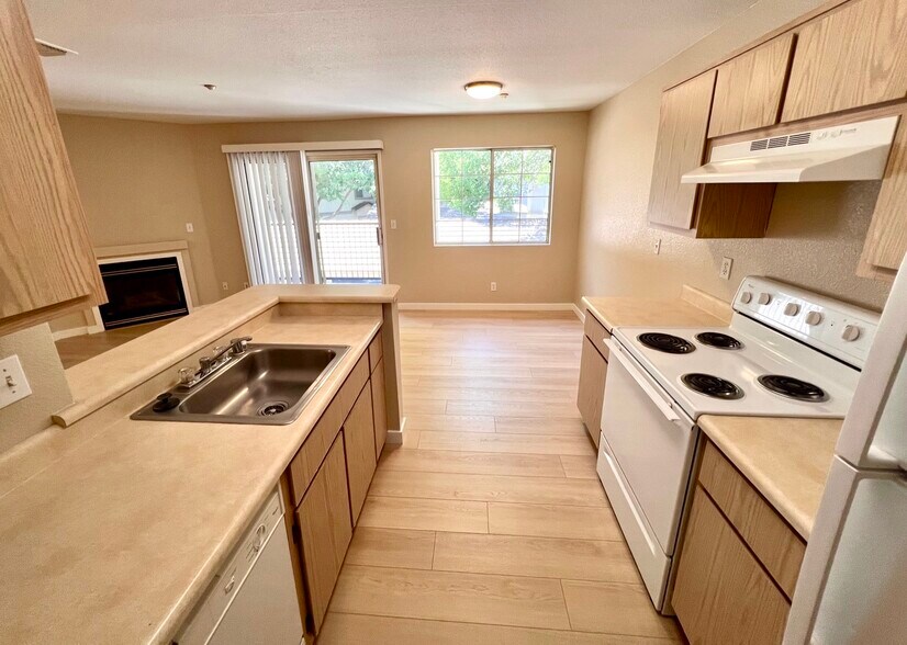 Kitchen - 2001 Eastwood Dr