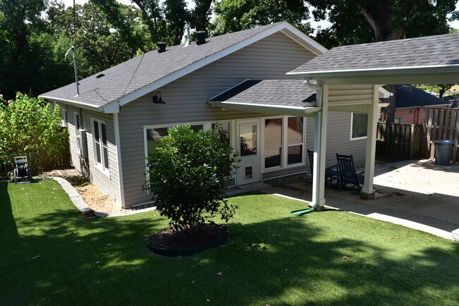 Building Photo - 1619 N University Ave