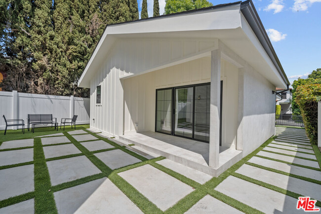 Building Photo - 847 Huntley Dr