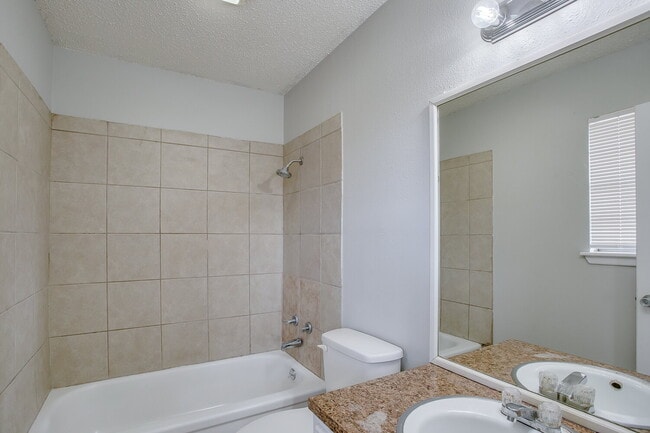 Building Photo - Cute Three Bedroom in Established Area!