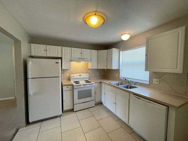 Building Photo - 2 Bedroom / 1 Bathroom Duplex in Blue Spri...