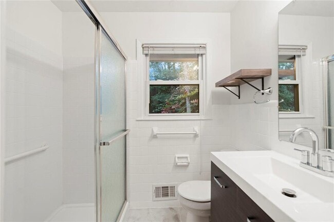 Building Photo - 2630 Warwick Cir NE