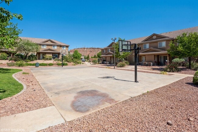 Building Photo - 3 Bedroom Townhome with Private Patio