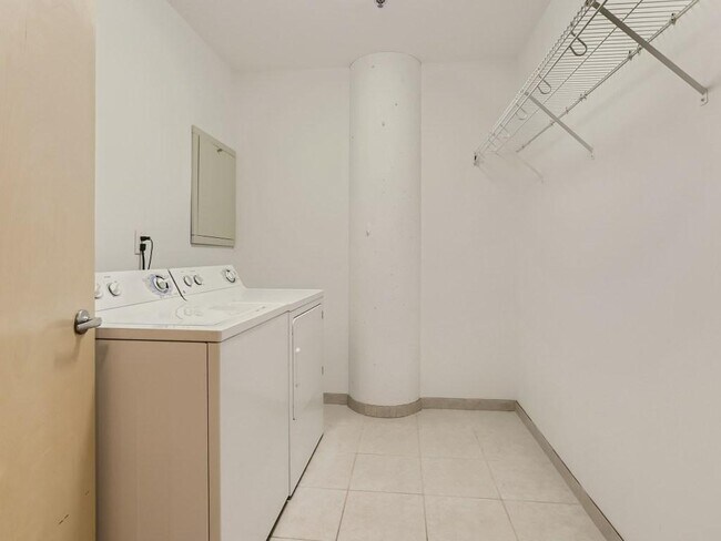 Building Photo - 401 N 2nd St