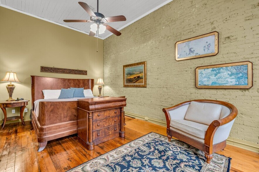 Building Photo - 515 College St