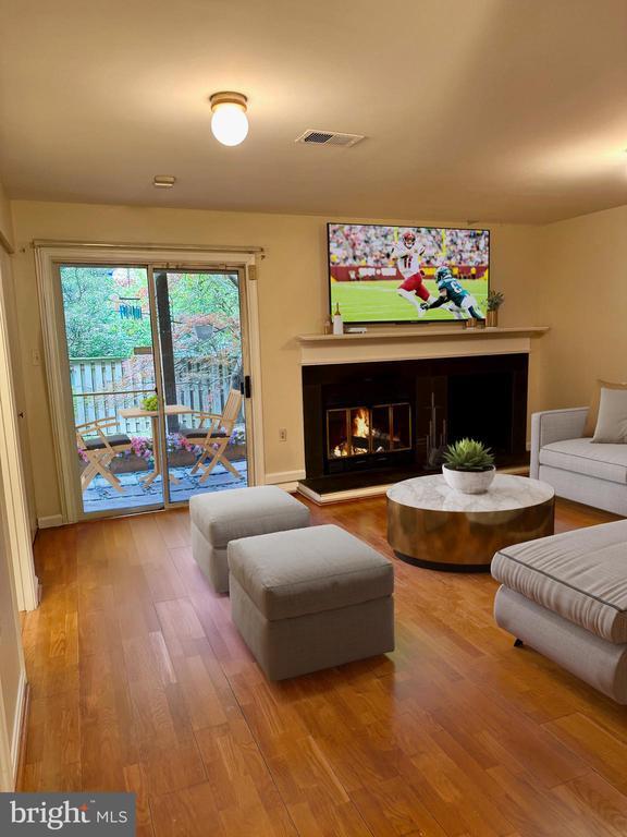 Building Photo - 725 Twin Holly Ln