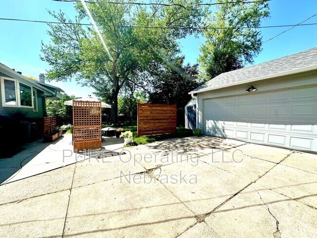 Building Photo - 5724 Rees St