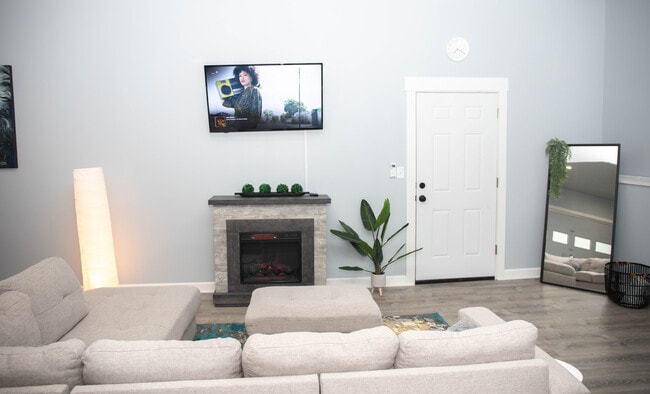 Building Photo - Unit B