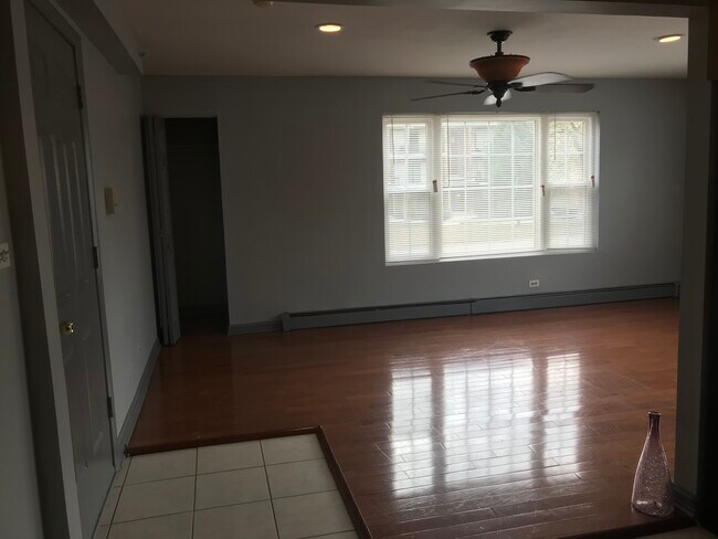 Building Photo - 8720 S Roberts Rd