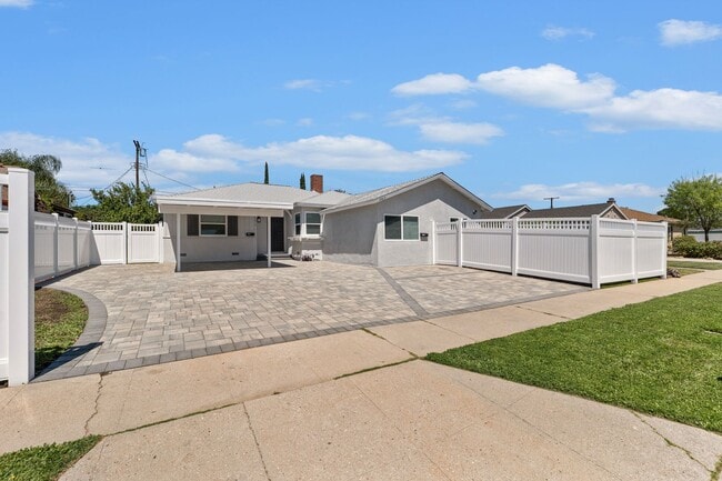 Building Photo - Brand-New Studio Guest House with Modern C...
