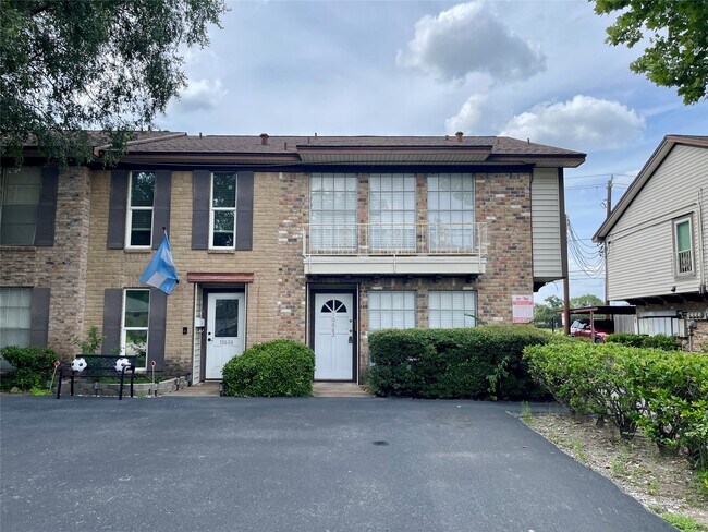 Building Photo - 10682 Hazelhurst Dr