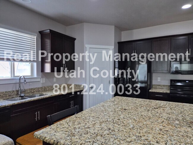 Building Photo - Townhome in Eagle Mountain