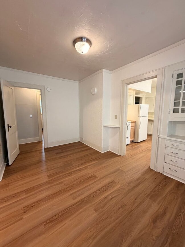 Building Photo - Renovated 2-Bedroom Bungalow close to downtown