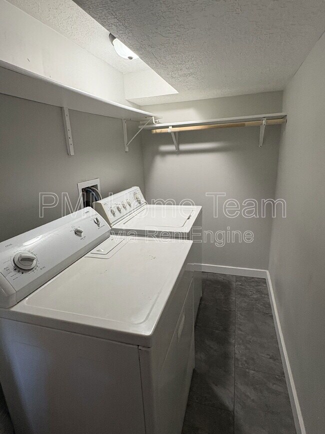 Building Photo - 526 6th St