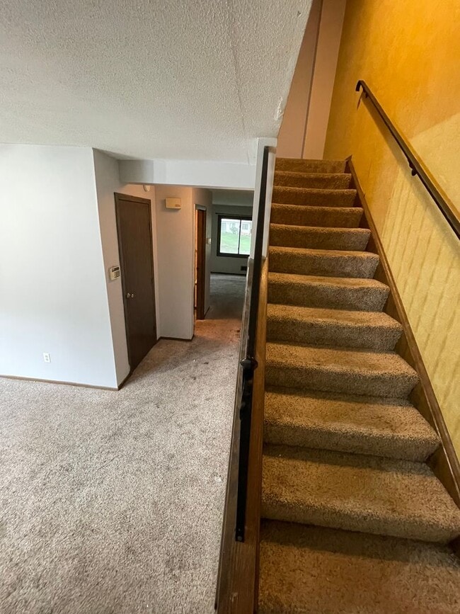 Building Photo - Spacious 3 BR / 2 BA Townhouse w/ Walkout ...