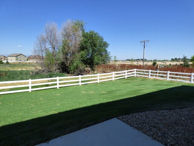 Building Photo - Tri-Level 3 Bedroom Home in Village East Subdivision in Windsor
