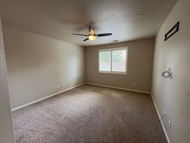 Building Photo - Lovely Clovis home Available Now!