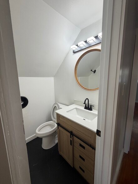 Building Photo - 2122 Sun Cir