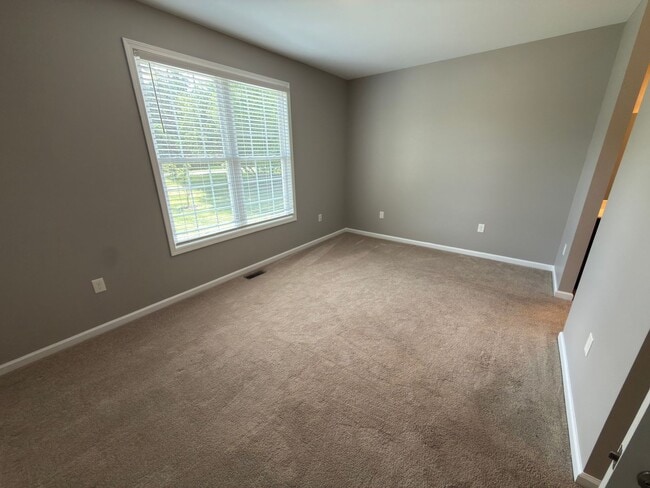 Building Photo - Beautiful Three Bedroom, Two and a half Bath home available in River Wood of Fairlawn