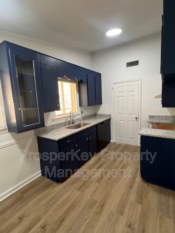 Building Photo - 2745 N Wallace Dr