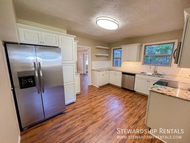 Building Photo - 2334 Augusta St