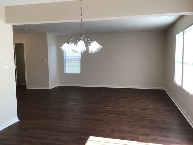 Building Photo - 4 bed 2.5 in Greenwood with HUGE fenced in...