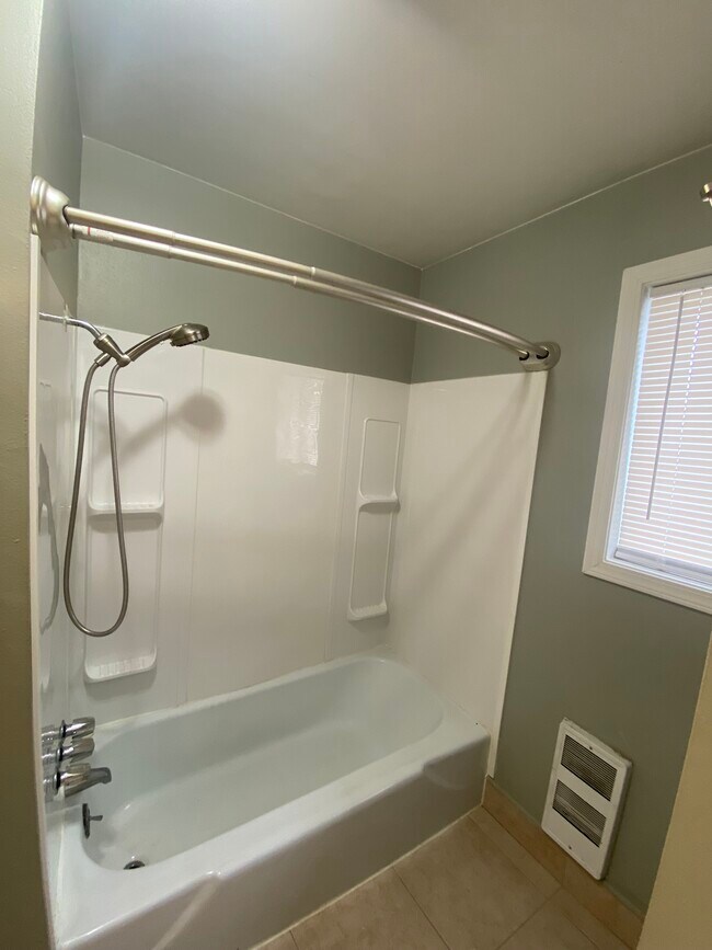 Building Photo - 749 NE 20th Pl